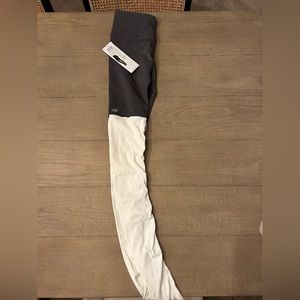 NWT ALO Yoga goddess leggings, small, grey/white